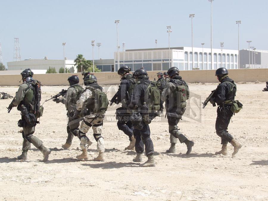 Grupa żołnierzy JW GROM przed wyruszeniem na zadanie w czasie misji irackiej.