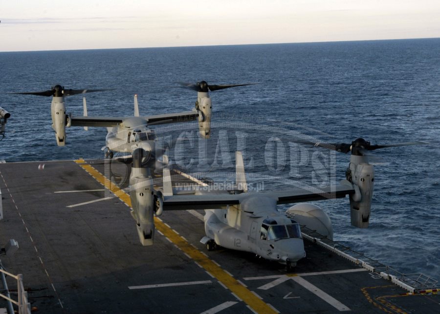 V-22 Osprey startujące z pokładu śmigłowcowca.