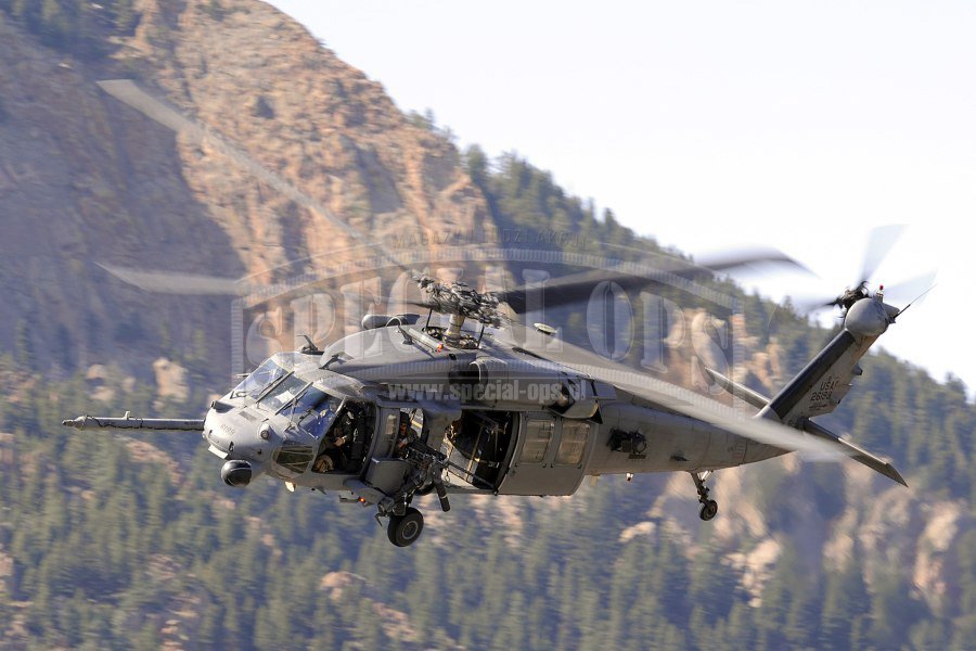 Śmigłowiec HH-60 Pawe Hawk w niskim przelocie w tereni górzystym