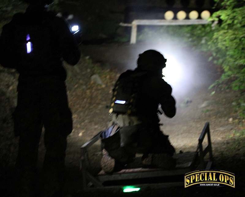 Strzelanie nocne wymagało m.in. umiejętnego korzystania z oświetlenia taktycznego na broni podczas strzelania i poruszania w trudnym terenie; zdjęcie: Mateusz J. Multarzyński, DKWS