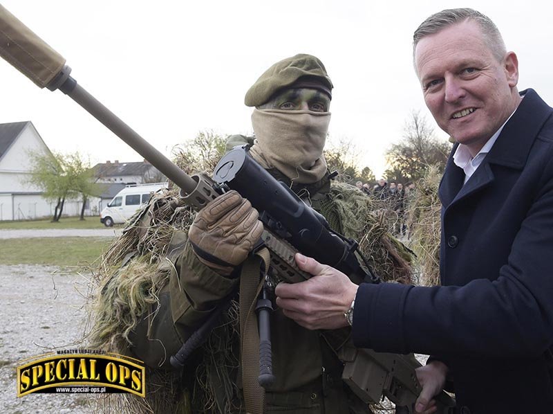 Minister obrony Republiki Austrii Mario Kunasek wręcza pierwsze SSG M1 snajperom jednostki specjalnej Jagdkommando w Wiener Neustadt 23 listopada 2018.r. Zdjęcie: Steyr Mannlicher AG/Steyr Arms, Bundesheer, BMI, MORH