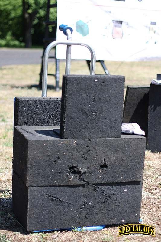 Panel oraz bloki balistyczne Dura-Bloc™. Nawet ich ostrzał pod kątem 20° z amunicji kal. 5,56 mm nie powoduje rykoszetów.