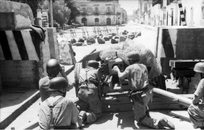 Spadochroniarze obsługujący działo PAK 40 w trakcie walk na Sycylii. Fot. http://archive.is/fYPM
