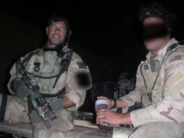 Thomas Drago w Iraku z jednym kolegą z oddziału. / Thomas Drago in Iraq with one of his team mates.