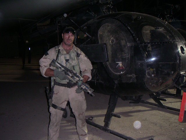 Thomas Drago w Iraku przy śmigłowcu Little Bird. / Thomas Drago in Iraq by the Little Bird helicopter.