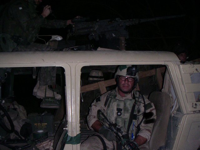 Thomas Drago w HMVV w Iraku. / Thomas Drago in the HMVV in Iraq.