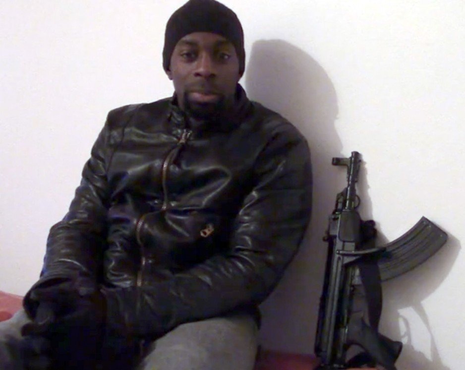 Amedy Coulibaly na ujęciu ze swego filmu, obok jedna z jego broni użytych  podczas zamachu: czeski 7,62-mm subkarabinek CSA Sa vz. 58 Sporter Compact