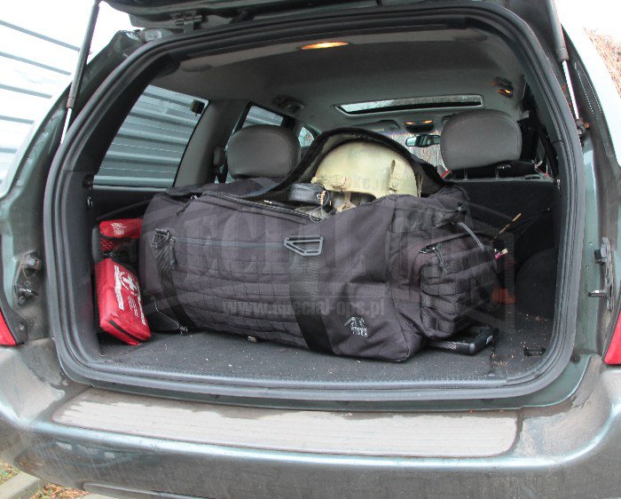 TT Transporter jest ogromną torbą; na fotografii widoczna jest ona w bagażniku samochodu terenowego.