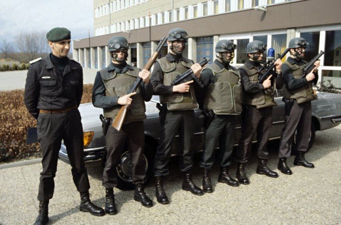 Pierwszy dow&oacute;dca GSG-9 - Ulrich Wegener w 1979 r. ze swoimi podwładnymi. Fot. spiegel.de
&nbsp;