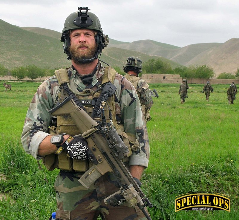 Tech Sgt. Travis Sanford z AFSOC SOWT w składzie patrolu sił specjalnych piechoty morskiej MARSOC Raiders, w północnowschodnim Afganistanie. Fot. US Air Force