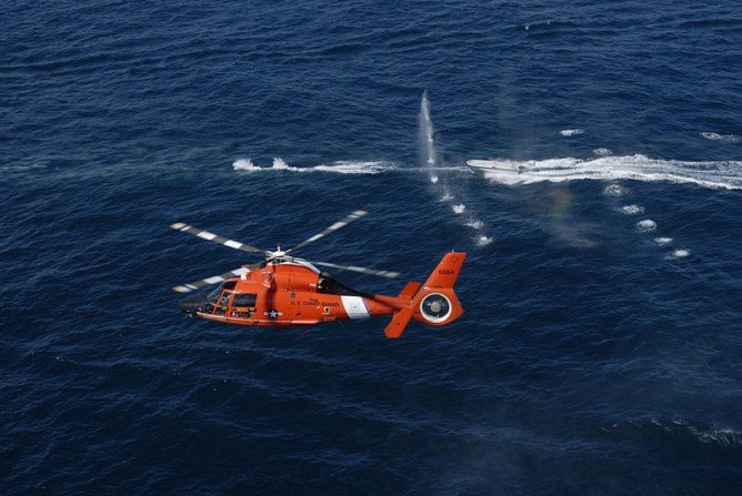 Uzbrojony śmigłowiec Straży Przybrzeżnej USA podczas ćwiczeń w zatrzymywaniu szybkich łodzi przemytniczych Fot. US Coast Guard