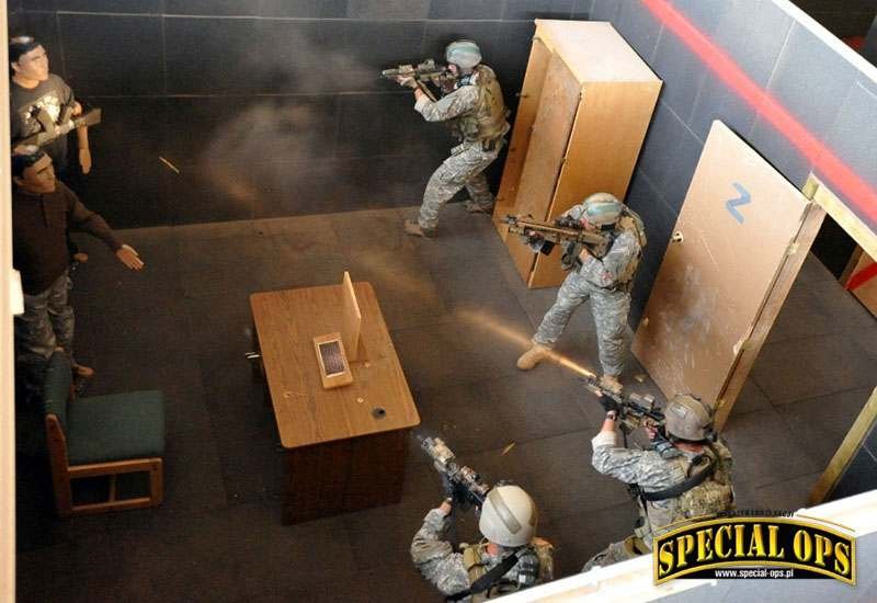 Szkolenie SFAUC w 10. SFG(A). Dobrym przygotowaniem do tego kursu jest ukończenie wcześniej zaawansowanego kursu strzeleckiego sił specjalnych Advanced Rifle Marksmanship.