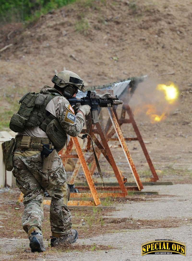 Program SFARTAEC jako dedykowany misjom DA/CT obejmuje wiele godzin zaawansowanych treningów strzeleckich i CQB. Po lewej i na dole sąsiedniej strony instruktorzy SFARTAEC podczas pokazu na ćwiczeniu CAPEX w 2012 r.