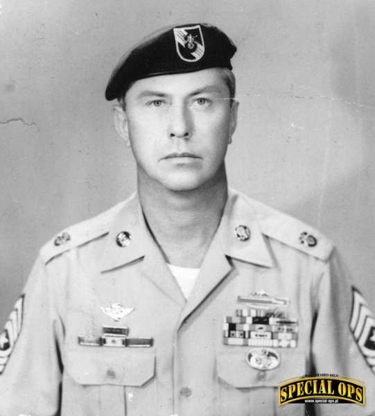 Oficjalne zdjęcie Alberta Slugockiego po awansowaniu
na stopień Sergeant Major, wykonane wiosną 1967 r.
w dowództwie 5. Grupy Sił Specjalnych w Wietnamie,
w Nha Trang.