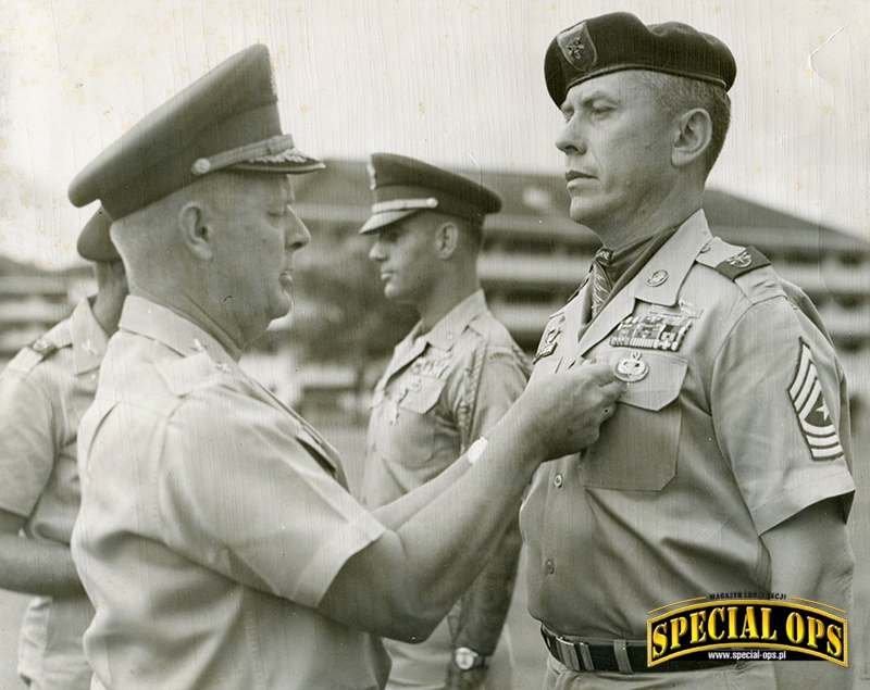 Gen. J. Johnson, naczelny dowódca US Armed Forces w Ameryce Południowej i Środkowej odznacza SgM Alberta Slugockiego orderem Brązowej Gwiazdy
z czwartą gwiazdką (Valor) za męstwo na polu tajnych bitew, Fort Gulick w Panamie, wiosna 1968 r.