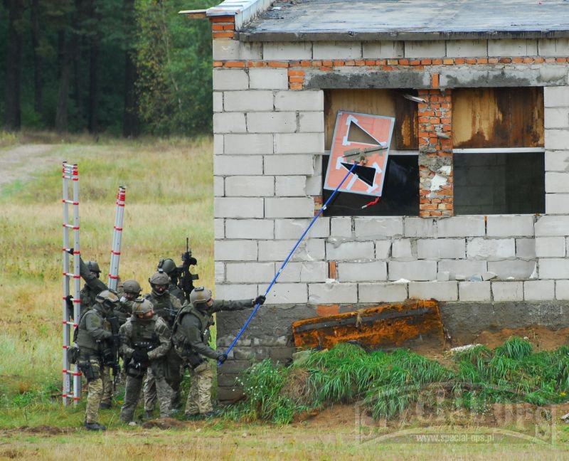 Szturm komandosów z JW FORMOZA na budynek.