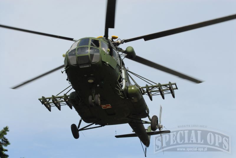 Śmigłowiec Mi-17 zabezpieczający wykonanie zadania z powietrza.