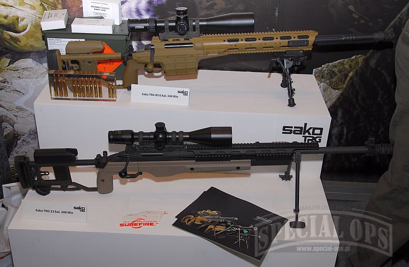Karabiny wyborowe SAKO TRG M10 (na górze) i TRG -22 (na dole) (Kaliber).