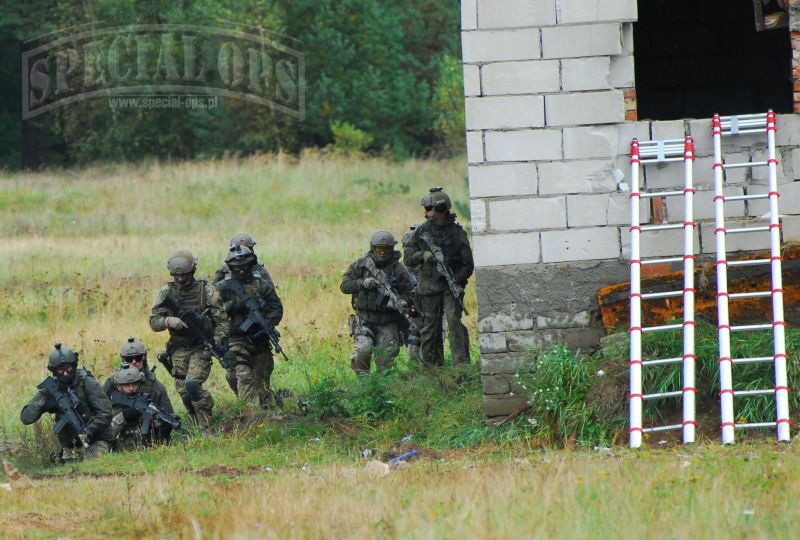 Szturm komandosów z JW FORMOZA na budynek.