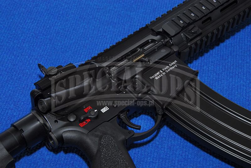 Zbliżenie prawej strony HK416A5 - widać zdublowane skrzydełko bezpiecznika i dźwignię zwalniającą zespół ruchomy z tylnego położenia (Cenrex).