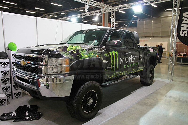 Pick-up promujący napój energetyczny Monster Energy Drink.