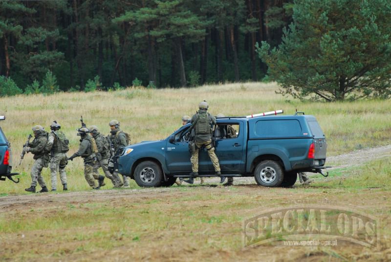 Szturm komandosów z JW FORMOZA na budynek.