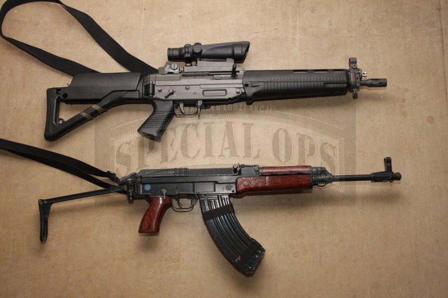 Karabinek SIG 550 z celownikiem ACOG oraz podstawowa wersja karabinka CZ SA vz.58.