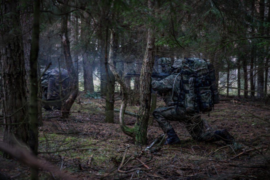 Szkolenie S.E.R.E. (Survival, Evasion, Resistance, Escape) żołnierzy 9. Warmińskiego Pułku Rozpoznawczego z Lidzbarka Warmińskiego na poligonie w Wędrzynie.