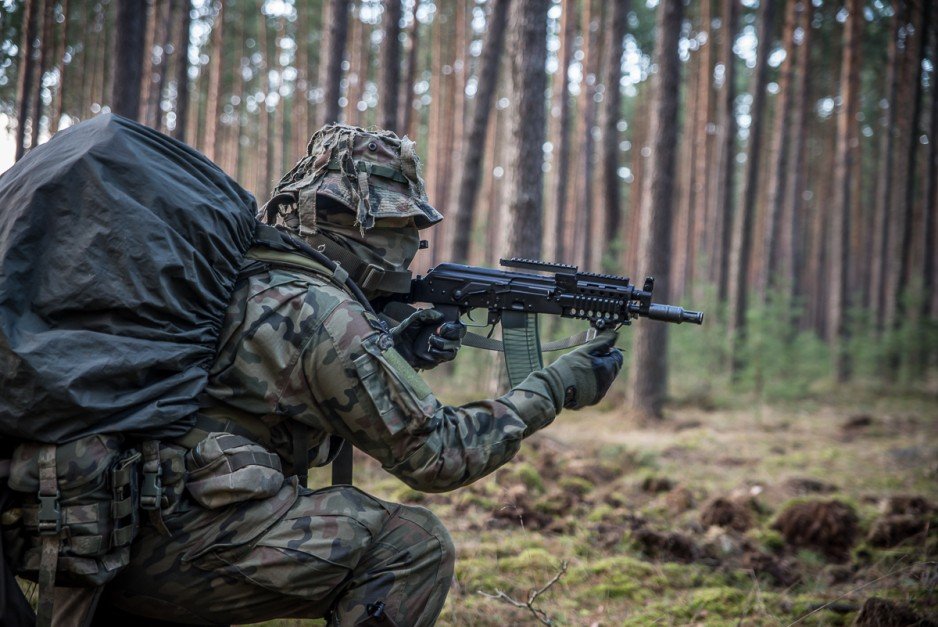 Szkolenie S.E.R.E. (Survival, Evasion, Resistance, Escape) żołnierzy 9. Warmińskiego Pułku Rozpoznawczego z Lidzbarka Warmińskiego na poligonie w Wędrzynie.