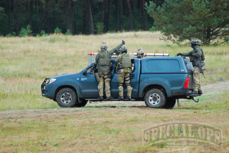 Szturm komandosów z JW FORMOZA na budynek.
