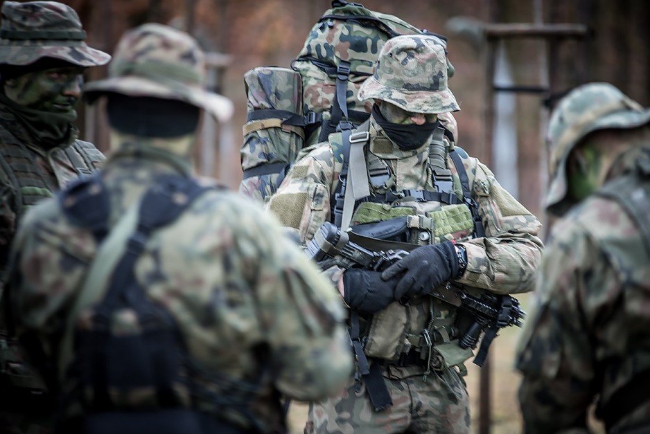 Szkolenie S.E.R.E. (Survival, Evasion, Resistance, Escape) żołnierzy 9. Warmińskiego Pułku Rozpoznawczego z Lidzbarka Warmińskiego na poligonie w Wędrzynie.