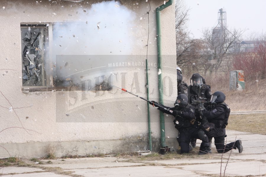 Szturm na budynek komandosów UOU.
