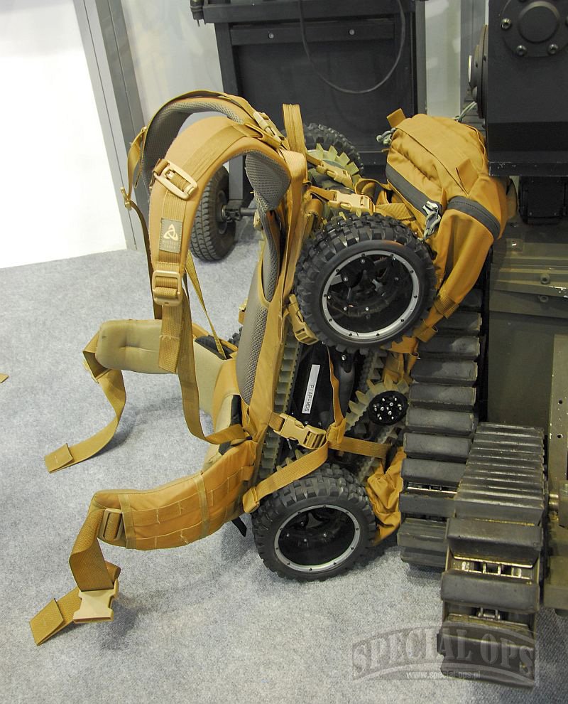 Robot PIAP Gryf spakowany do plecaka NICE Overload firmy Mystery Ranch (PIAP)