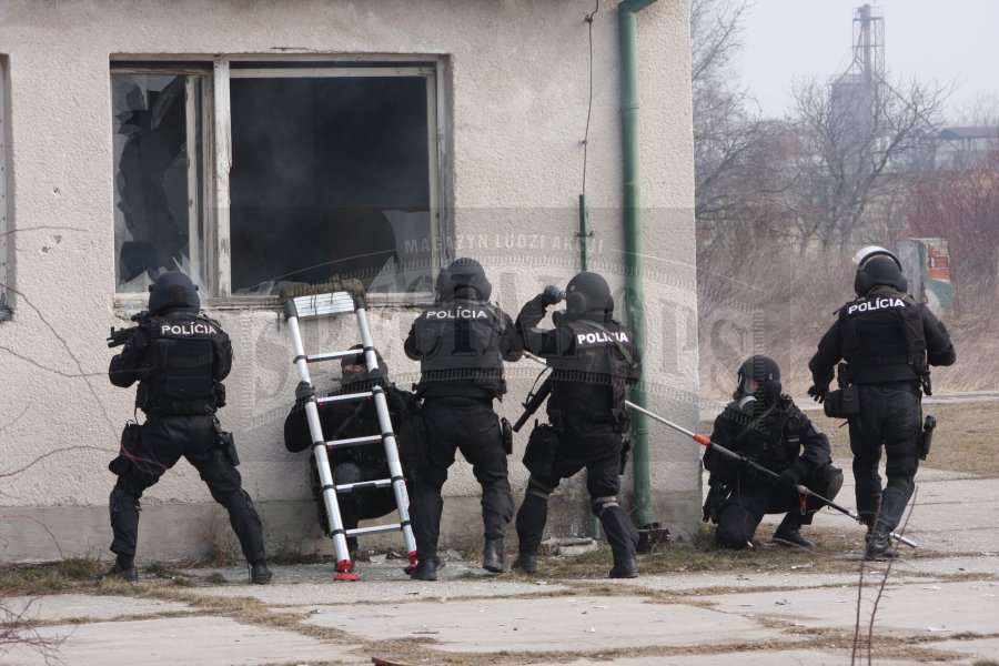 Szturm na budynek komandosów UOU.