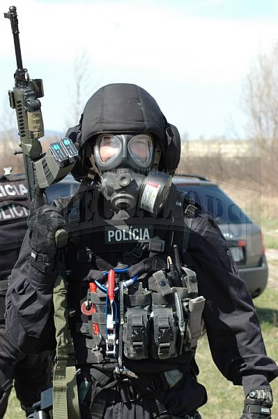 Komandos UOU w pełnym rynsztunku z karabinkiem CZ SA vz. 58.