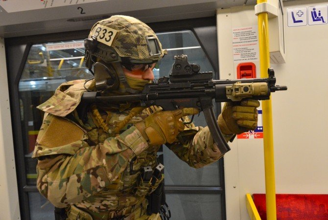 Ćwiczenia OSŻW w warszawskim metrze