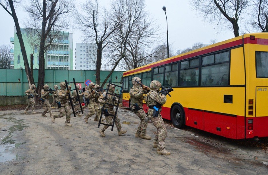 Warsztaty z zakresu taktyki i techniki antyterrorystycznej w zajezdni autobusowej (styczeń 2016) - uczestnicy: Wydział Działań Specjalnych Oddziału Specjalnego Żandarmerii Wojskowej w Warszawie, Agencja Bezpieczeństwa Wewnętrznego, Policja i Straży Granic