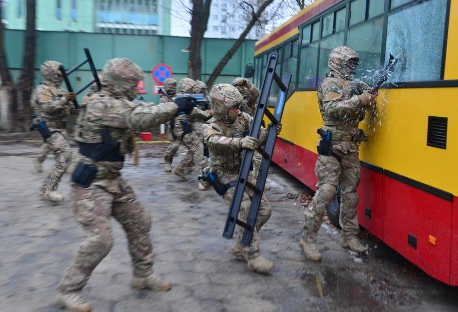 Warsztaty z zakresu taktyki i techniki antyterrorystycznej w zajezdni autobusowej (styczeń 2016) - uczestnicy: Wydział Działań Specjalnych Oddziału Specjalnego Żandarmerii Wojskowej w Warszawie, Agencja Bezpieczeństwa Wewnętrznego, Policja i Straży Granic