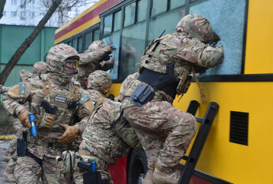 Warsztaty z zakresu taktyki i techniki antyterrorystycznej w zajezdni autobusowej (styczeń 2016) - uczestnicy: Wydział Działań Specjalnych Oddziału Specjalnego Żandarmerii Wojskowej w Warszawie, Agencja Bezpieczeństwa Wewnętrznego, Policja i Straży Granic