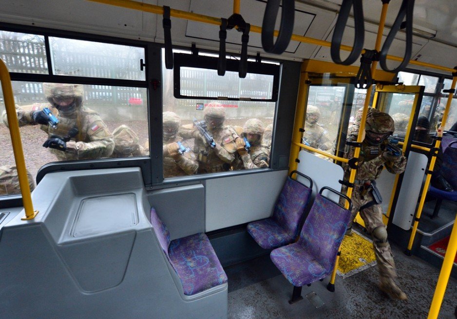 Warsztaty z zakresu taktyki i techniki antyterrorystycznej w zajezdni autobusowej (styczeń 2016) - uczestnicy: Wydział Działań Specjalnych Oddziału Specjalnego Żandarmerii Wojskowej w Warszawie, Agencja Bezpieczeństwa Wewnętrznego, Policja i Straży Granic