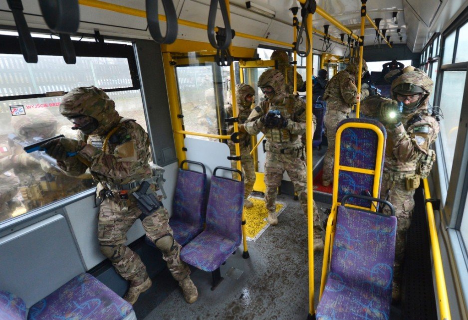Warsztaty z zakresu taktyki i techniki antyterrorystycznej w zajezdni autobusowej (styczeń 2016) - uczestnicy: Wydział Działań Specjalnych Oddziału Specjalnego Żandarmerii Wojskowej w Warszawie, Agencja Bezpieczeństwa Wewnętrznego, Policja i Straży Granic