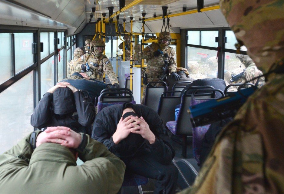 Warsztaty z zakresu taktyki i techniki antyterrorystycznej w zajezdni autobusowej (styczeń 2016) - uczestnicy: Wydział Działań Specjalnych Oddziału Specjalnego Żandarmerii Wojskowej w Warszawie, Agencja Bezpieczeństwa Wewnętrznego, Policja i Straży Granic