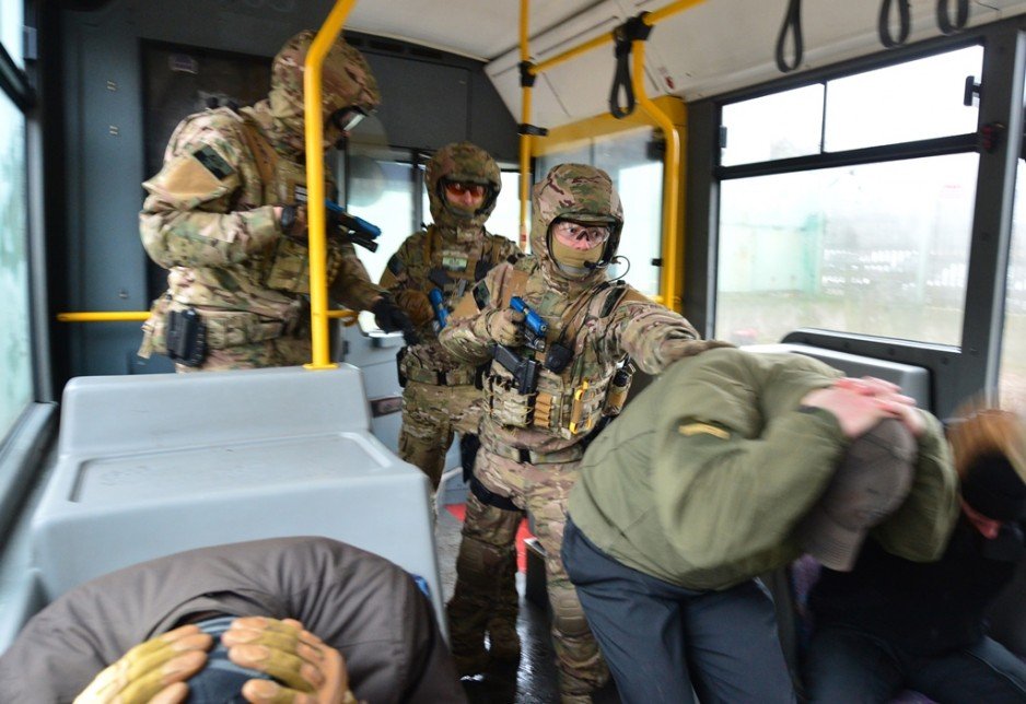 Warsztaty z zakresu taktyki i techniki antyterrorystycznej w zajezdni autobusowej (styczeń 2016) - uczestnicy: Wydział Działań Specjalnych Oddziału Specjalnego Żandarmerii Wojskowej w Warszawie, Agencja Bezpieczeństwa Wewnętrznego, Policja i Straży Granic