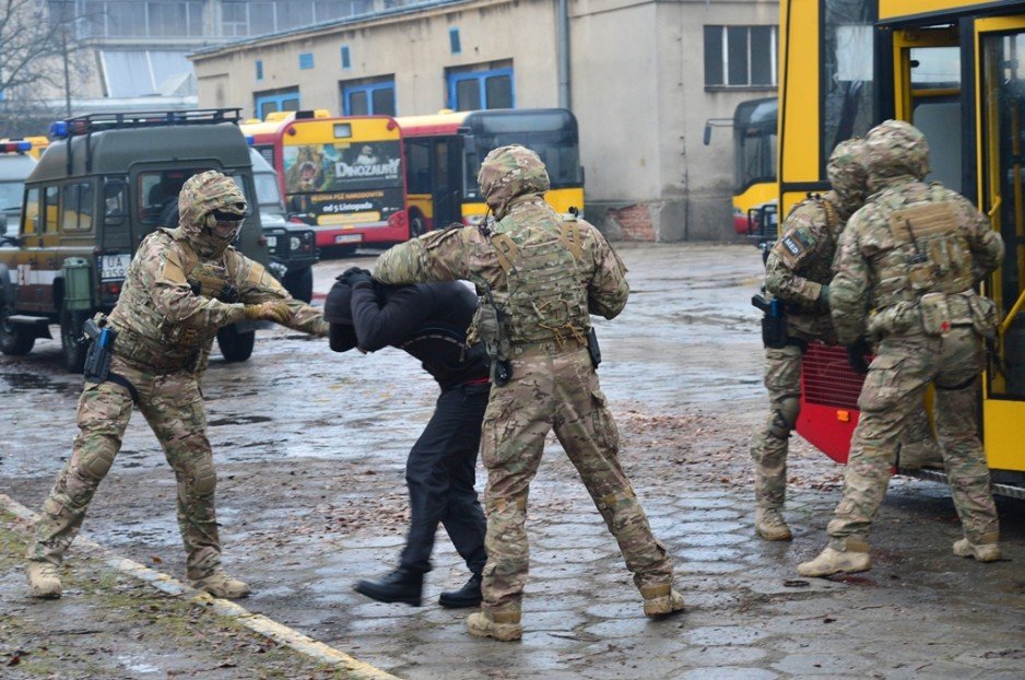 Warsztaty z zakresu taktyki i techniki antyterrorystycznej w zajezdni autobusowej (styczeń 2016) - uczestnicy: Wydział Działań Specjalnych Oddziału Specjalnego Żandarmerii Wojskowej w Warszawie, Agencja Bezpieczeństwa Wewnętrznego, Policja i Straży Granic