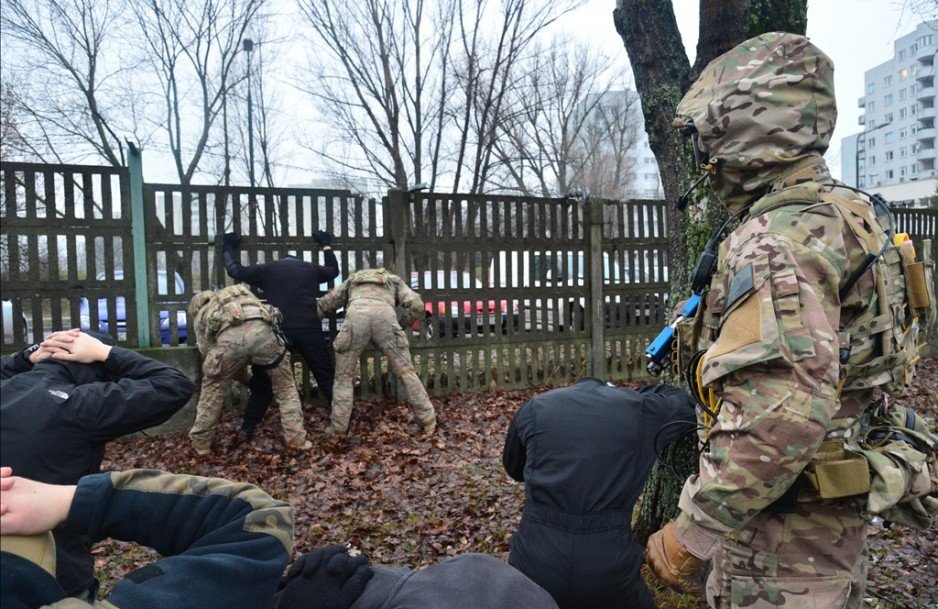 Warsztaty z zakresu taktyki i techniki antyterrorystycznej w zajezdni autobusowej (styczeń 2016) - uczestnicy: Wydział Działań Specjalnych Oddziału Specjalnego Żandarmerii Wojskowej w Warszawie, Agencja Bezpieczeństwa Wewnętrznego, Policja i Straży Granic