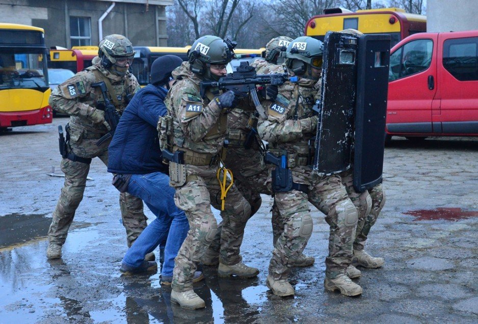 Warsztaty z zakresu taktyki i techniki antyterrorystycznej w zajezdni autobusowej (styczeń 2016) - uczestnicy: Wydział Działań Specjalnych Oddziału Specjalnego Żandarmerii Wojskowej w Warszawie, Agencja Bezpieczeństwa Wewnętrznego, Policja i Straży Granic