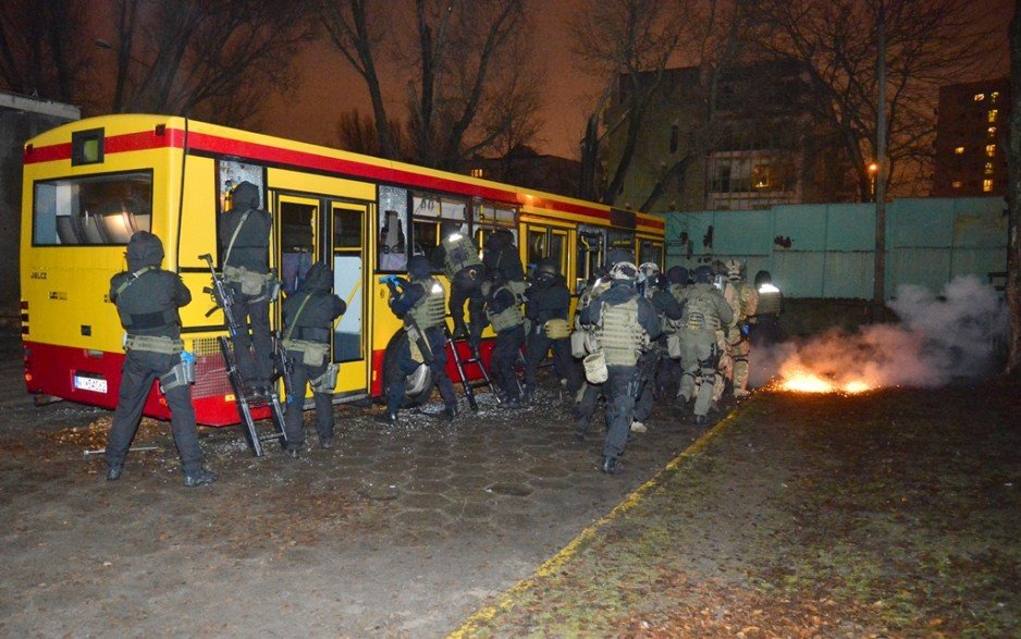 Warsztaty z zakresu taktyki i techniki antyterrorystycznej w zajezdni autobusowej (styczeń 2016) - uczestnicy: Wydział Działań Specjalnych Oddziału Specjalnego Żandarmerii Wojskowej w Warszawie, Agencja Bezpieczeństwa Wewnętrznego, Policja i Straży Granic