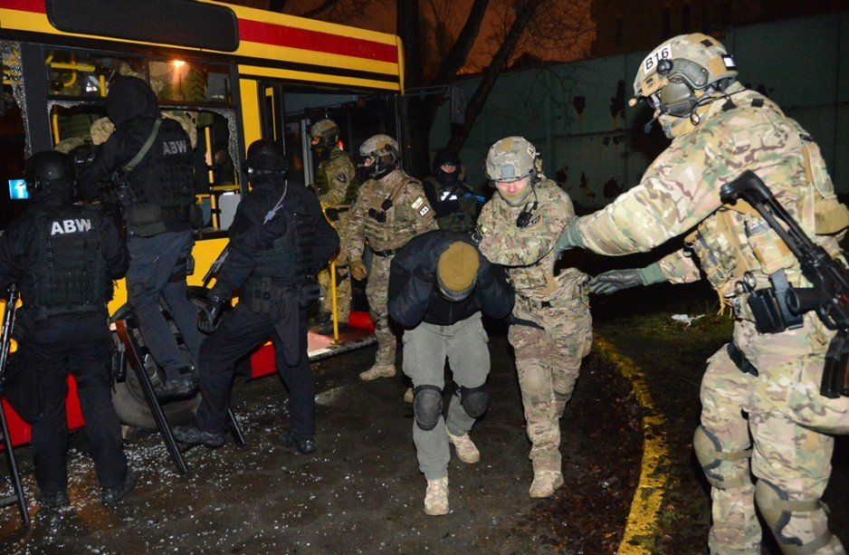 Warsztaty z zakresu taktyki i techniki antyterrorystycznej w zajezdni autobusowej (styczeń 2016) - uczestnicy: Wydział Działań Specjalnych Oddziału Specjalnego Żandarmerii Wojskowej w Warszawie, Agencja Bezpieczeństwa Wewnętrznego, Policja i Straży Granic