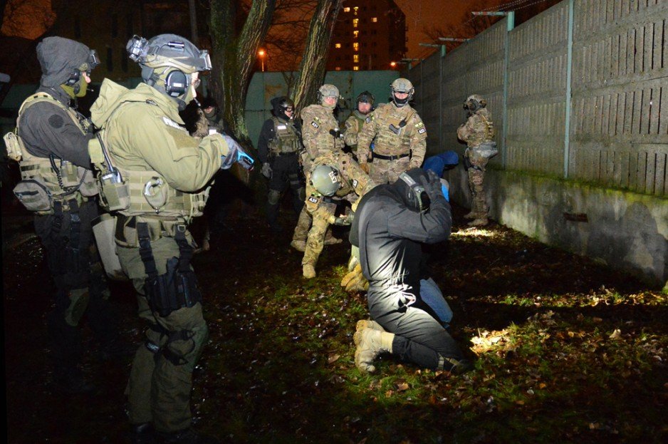 Warsztaty z zakresu taktyki i techniki antyterrorystycznej w zajezdni autobusowej (styczeń 2016) - uczestnicy: Wydział Działań Specjalnych Oddziału Specjalnego Żandarmerii Wojskowej w Warszawie, Agencja Bezpieczeństwa Wewnętrznego, Policja i Straży Granic