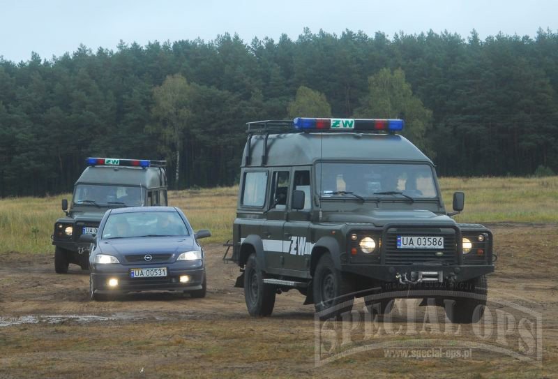 Kolumna z VIP-em w rejonie planowanego spotkania z przedstawicielami miejscowych władz